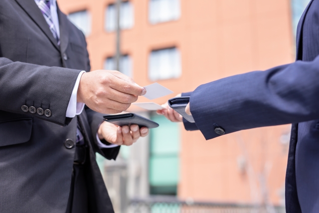 ååˆºã‚’æ¸¡ã—ã¦è‡ªå·±ç´¹ä»‹ã‚’ã—ã¦ã„ã‚‹ç”»åƒ